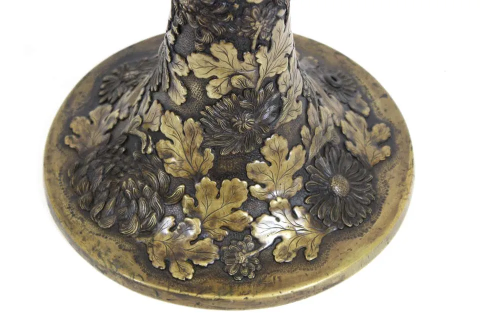 Japanese Taisho Art Nouveau Bronze Table Lamp with Chrysanthemums and Oak Leaves