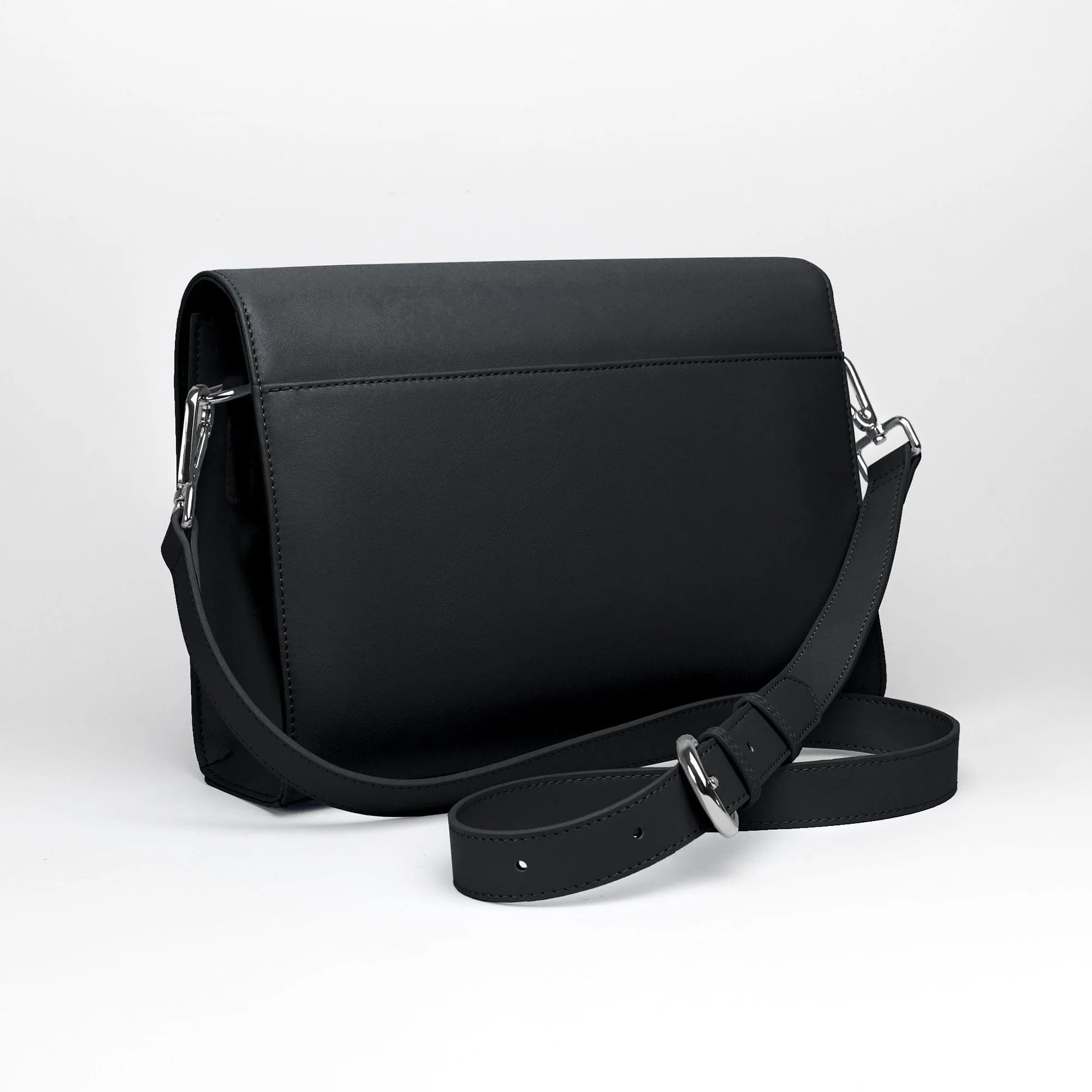 Wisteria Apple Leather Vegan Shoulder Bag | Black